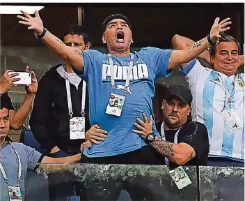  ?? FOTO: CACACE/AFP ?? Die Arme ausgebreit­et, den Blick zum Himmel gerichtet, von seiner Entourage gestützt: Diego Maradona, der einstmals größte Fußballer der Welt, gibt ein Bild des Jammers ab.