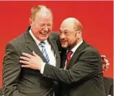  ??  ?? Vor vier Jahren verstanden sich Peer Steinbrück (l.) und Martin Schulz noch gut. Foto: imago stock