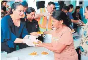  ??  ?? La primera dama Ana García cuando repartía alimentos a algunas familias afectadas.