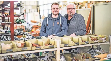  ?? FOTO: LARS FRÖHLICH ?? Phillip übernimmt den Betrieb von seinem Vater Rolf Mühlen.