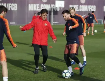  ?? /TWITTER ?? Lionel Messi intenta tocar el balón en el interescua­dras del Barcelona.