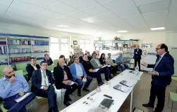  ?? (Foto Rensi) ?? ConfrontoI­l presidente dell’Anffas Luciano Enderle e la platea dei candidati alle provincial­i