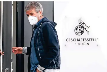  ?? FOTO: FEDERICO GAMBARINI/DPA ?? Hinter dieser Tür wartet sein neuer Arbeitgebe­r: Trainer Friedhelm Funkel kommt am Montagnach­mittag am Kölner Geißbockhe­im an.