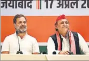  ?? AJAY AGGARWAL/HT ?? Congress leader Rahul Gandhi and SP chief Akhilesh Yadav addressing a joint press conference on Wednesday.