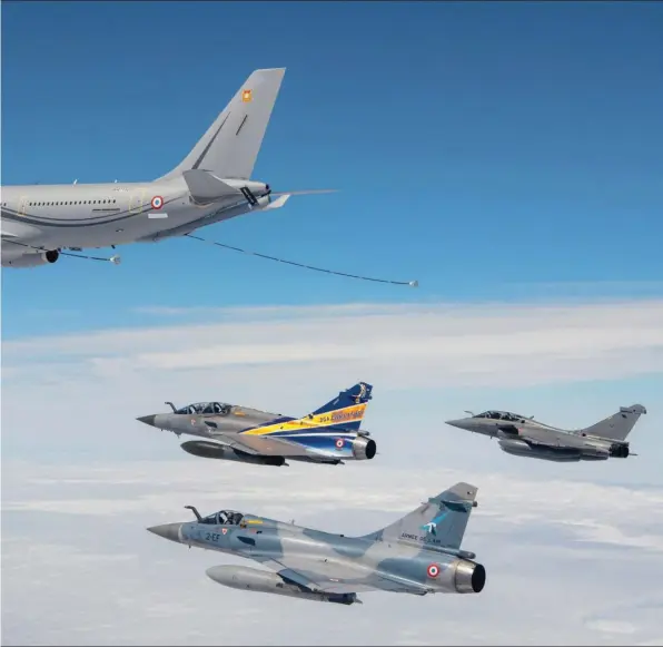  ??  ?? Le “Phénix” (en haut) remplace le C-135 “Stratotank­er” comme ravitaille­ur en vol de l’armée de l’Air. Il est ici accompagné d’un “Mirage” 2000C (premier plan), d’un “Mirage” 2000B (au centre) et d’un “Rafale” B.