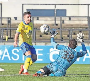  ?? ?? Cool hand Lewis
Vaughan finishes for Raith’s winner