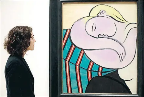  ?? LUIS TEJIDO / EFE ?? La conservado­ra Megan Fontanella, comisaria de la muestra, contempla La mujer del pelo amarillo de Picasso