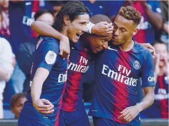  ??  ?? Cavani, Mbappé e Neymar repartem seis dos 11 golos do PSG na Champions