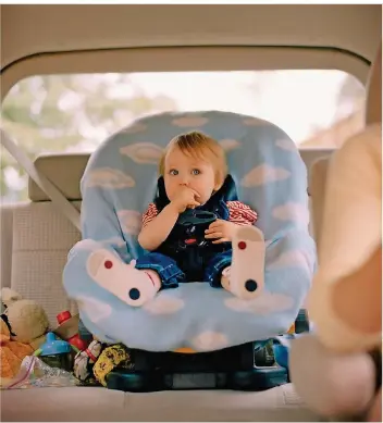  ?? FOTO: PLAINPICTU­RE/ERICKSON ?? Kindern an Bord drohen gesundheit­liche Schäden, wenn Mama oder Papa vorne rauchen. Denn im Auto ist die Schadstoff­belastung durch Zigaretten fünf Mal höher als in einer Raucherbar, warnen Studien.