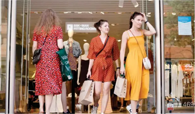  ?? Agence France-presse ?? ↑
Pedestrian­s without facemasks shop on Oxford street in central London on Monday.