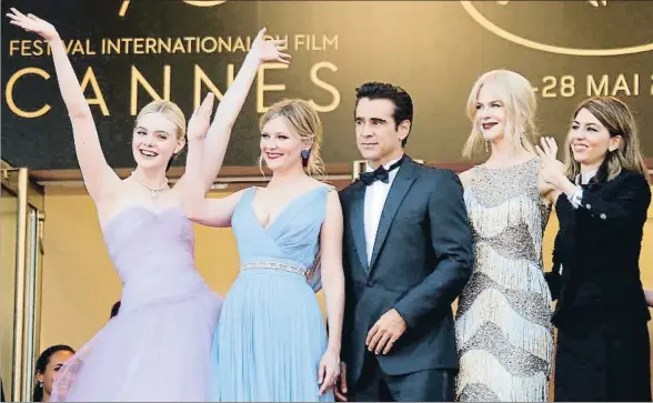  ?? REGIS DUVIGNAU / REUTERS ?? Elle Fanning, Kirsten Dunst, Colin Farrel, Nicole Kidman y Sofia Coppola, presentand­o ayer The Beguiled