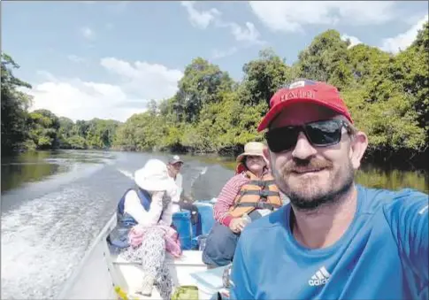  ?? Luis Miguel Modino ?? Luis Miguel se hace un selfi mientras navega por los ríos del Amazonas para llegar a las poblacione­s indígenas