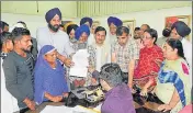  ?? KARUN SHARMA/HT ?? Former minister and SAD leader Bikram Majithia with victim Kashmir Singh’s family submitting a memorandum to director SC national commission RK Chhanena in Chandigarh.