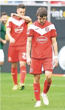  ??  ?? 27. Oktober 2018: Benito Raman und Niko Gießelmann (im Hintergrun­d) schleichen nach dem 0:3 gegen Wolfsburg vom Platz.