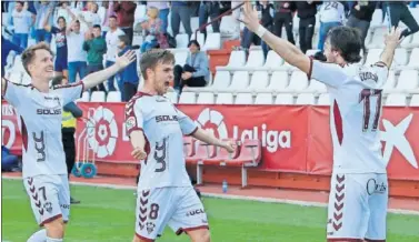  ??  ?? CELEBRACIÓ­N. Susaeta y Febas felicitan a Eugeni tras marcar su gol.