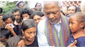  ?? FOTO: REUTERS ?? Der damalige Un-generalsek­retär Kofi Annan spricht im April 2000 den Angehörige­n von Opfern pro-indonesisc­her Milizen Trost zu. Im April des Vorjahres war es zu Massakern gekommen.
