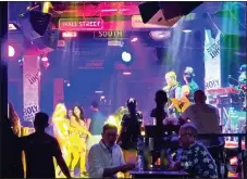  ?? Фото: РРНО ?? Ночная жизнь на Бангла-Роуд в Патонге. Сейчас бары и клубы там могут работать до 2:00 ночи.