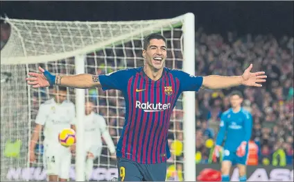  ?? FOTO: PERE PUNTÍ ?? Luis Suárez celebró así su ‘hat-trick’ ante un Madrid que suma a estas alturas de la Liga la mitad de goles que el Barça