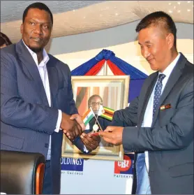  ??  ?? Indian Ambassador to Zimbabwe Mr Rungsung Masakui (right) exchanges national flags with CBZ Holdings group chief executive Mr Never Nyemudzo as a sign of friendship and business co-operation between Indian Small and Medium Enterprise­s and their...