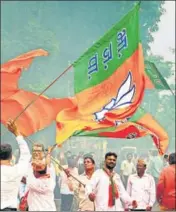  ??  ?? BJP workers celebrate outside a counting centre in Navi Mumbai on Thursday. BACHCHAN KUMAR/ HT PHOTO