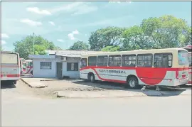  ??  ?? La parada de la empresa de Transporte Guaraní (líneas 2 y 7) en el barrio Sajonia que se quedó ayer sin el servicio de agua potable. Por la conexión ilegal la empresa del Estado le aplicará una multa de G. 38 millones, según se informó.