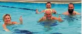  ?? FOTO: WIELAND FISCHER ?? Im Freibad Finsterber­gen lässt es sich jetzt gut aushalten, finden Monika Siede (Geschäftsf­ührende Beamtin der Stadtverwa­ltung), Schwimmmei­ster Norbert Kopitz, Stadtbetri­ebe-Chef Christian Lüdde und Imbissbetr­eiber Jeton Maxhuni.