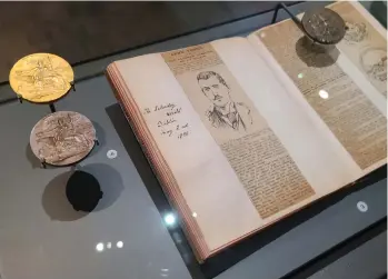  ?? /EFE. ?? La exposición en París muestra la historia olímpica acompañada de las medallas.