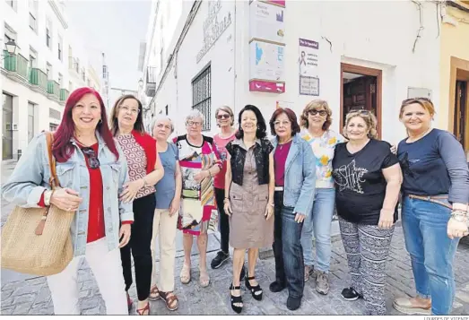  ?? LOURDES DE VICENTE ?? Integrante­s de la asociación Mujeres de Acero, con su presidenta Conchi Domínguez Parrilla en el centro, en la puerta de su actual sede.