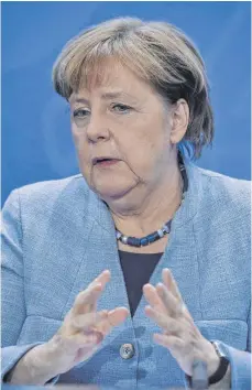  ?? FOTO: AFP ?? Die Frage, ob Angela Merkel in Brüssel zu viele Zugeständn­isse mache, treibt die Opposition­sparteien um.