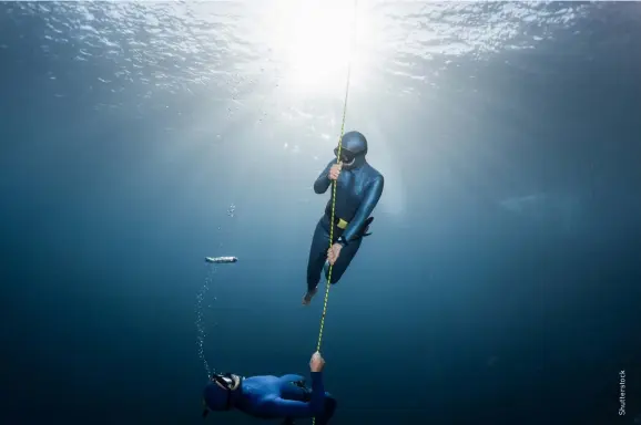  ??  ?? ABOVE: Two freedivers play with bubbles
near the rope