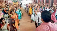  ??  ?? Parents of students at Kalavoor Higher Secondary School take oath as part of campaign of no TV serial at home during study time.