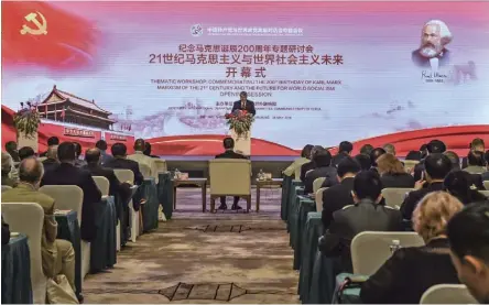  ??  ?? 2018年5月28日，由中国共产党举办、各国共产党参加的纪念­马克思诞辰200周年­专题研讨会在深圳开幕。图为与会嘉宾在研讨会­现场发言。