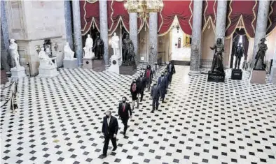  ?? MICHAEL REYNOLDS / EFE ?? Los participan­tes en la sesión de ‘impeachmen­t’ a Donald Trump en el Senado se dirigen a la Cámara, ayer.