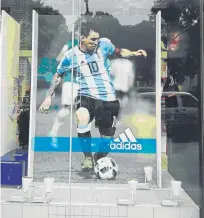  ??  ?? Leo Messi en un escaparate de Harajuku, en Tokio
