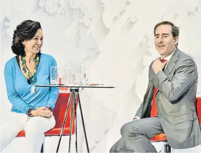  ?? Barcel lnLalV À al ?? La presidenta Ana Botín amb el conseller delegat, Héctor Grisi