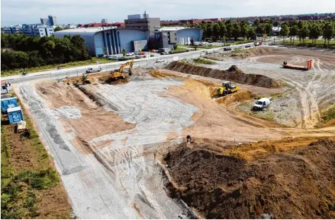  ?? Fotos: Silvio Wyszengrad ?? Der Blick von oben auf die neue Baustelle am Innovation­spark: Hier entstehen unter anderem ein Hotel, ein Supermarkt und ein Parkhaus.