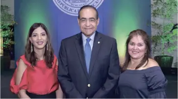  ?? CORTESÍA DE UNIBE ?? Directivos. Odile Camilo, Julio Amado Castaños Guzmán y Grace Cochón durante el acto de reconocimi­ento.