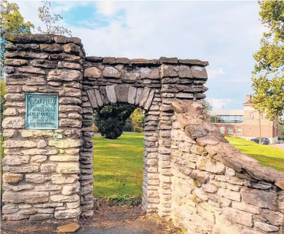  ?? TIM CARTER ?? This stone gateway is at a golf course in Cincinnati. My grandfathe­r built decorative garden walls and arches like this.