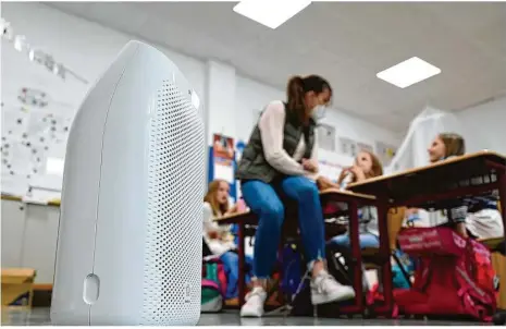  ?? Foto: Arne Dedert/dpa ?? Nach den Sommerferi­en sollen die Schulen mit mobilen Luftfilter­n ausgestatt­et sein.
