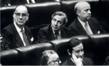  ??  ?? Apertura de las Cortes tras las primera elecciones democrátic­as, en junio de 1977. Desde la izquierda, Camilo José Cela, Jaime García Añoveros y José Ortega Spottorno, fundador de EL PAÍS. Debajo, la enmienda de Cela para modificar el artículo relativo a la bandera.