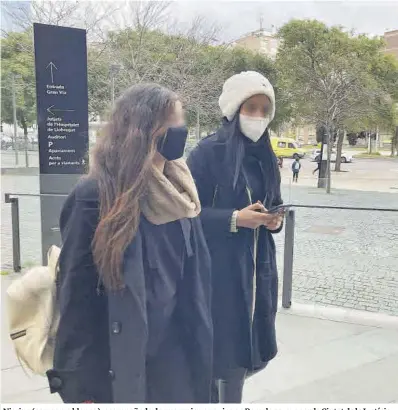  ?? Guillem Sánchez ?? Nisrine (con gorro blanco), acompañada de una amiga que vive en Barcelona, ayer en la Ciutat de la Justícia.