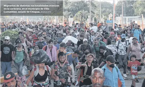  ?? /FOTOS EFE ?? Migrantes de distintas nacionalid­ades avanzan en la caravana, en el municipio de Villa Comatitlán, estado de Chiapas.