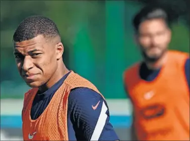  ??  ?? Mbappé, durante un entrenamie­nto reciente con Francia en Clairefont­aine.