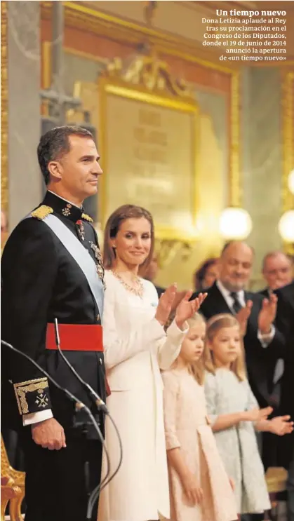  ?? JAIME GARCÍA ?? Un tiempo nuevo Dona Letizia aplaude al Rey tras su proclamaci­ón en el Congreso de los Diputados, donde el 19 de junio de 2014 anunció la apertura de «un tiempo nuevo»