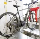  ?? Bild: STEFAN ERNST ?? GRILLAS. Här ser man Cube-cykeln på testriggen där laboratori­et bland annat testade räckvidd, pedalernas effektivit­et och maxhastigh­et.