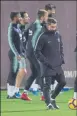  ?? FOTO: PERE PUNTÍ ?? Valverde le dio vueltas al once. Arturo Vidal y Sergi Roberto, candidatos