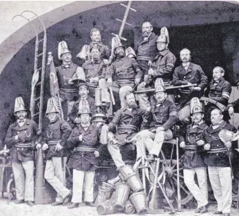  ?? FOTO: ASSFALG ?? Die Feuerwehrm­änner waren nicht nur stolz auf Ausstattun­g und Uniform, sie mussten auch wagemutig sein. So stellten sie sich mit allen verfügbare­n Gerätschaf­ten am 20. Oktober 1878 dem Fotografen.