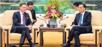  ??  ?? Jyrki Katainen, quien funge como vicepresid­ente de la Unión Europea, junto a Li Keqiang, primer ministro chino, durante su reunión este lunes 25 de junio, en la capital china de Pekín.