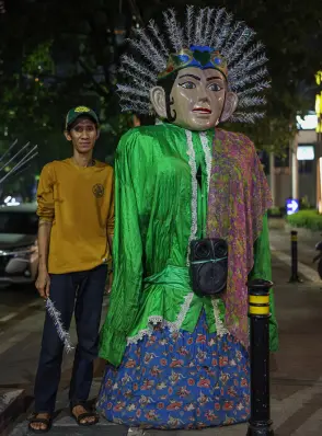  ?? — Bernama photo ?? Muhammad says wearing the 20kg costume has become part of his daily routine as he strives to make ends meet and provide for his child’s education.