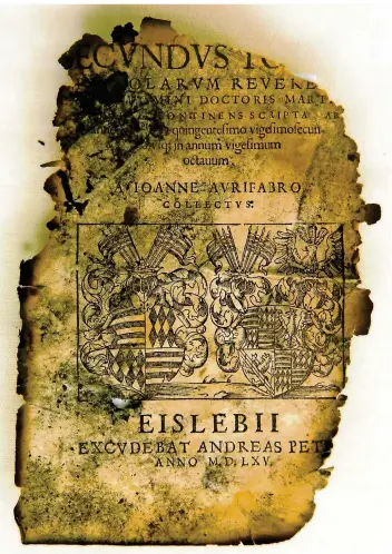  ?? FOTO: MARTIN SCHUTT/LTH/DPA ?? Der Brand der Herzogin Anna Amalia Bibliothek 2004 schockiert­e und ließ viele Werke, wie das Fragment von Martin Luthers „Epistolaru­m“von 1565, beschädigt zurück. Die Erfahrunge­n, die Deutschlan­d mit der Restaurier­ung von Kulturgüte­rn nach Krisen wie diesen gemacht hat, sollen auch durch Hilfe aus Mainz weltweit geteilt werden.